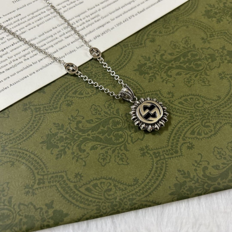 G*u*i necklaces